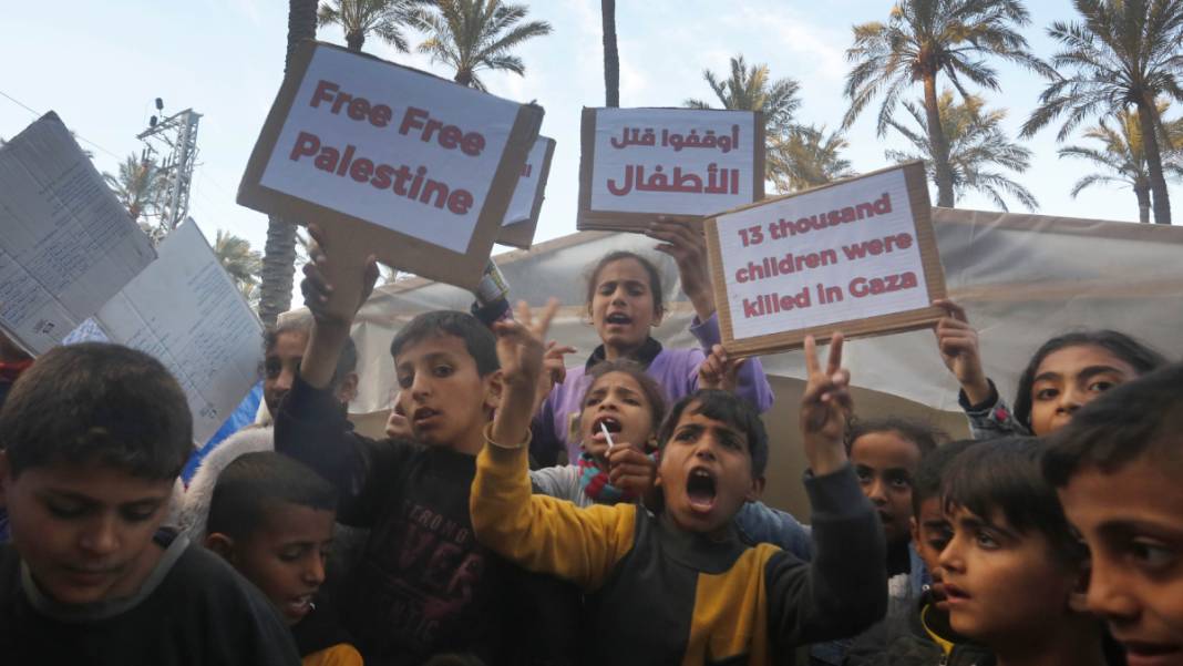 Gazzeli çocuklar 'Özgür Filistin' dövizlerini havalandırdı: Küçük bedenlerden büyük sesler! 2